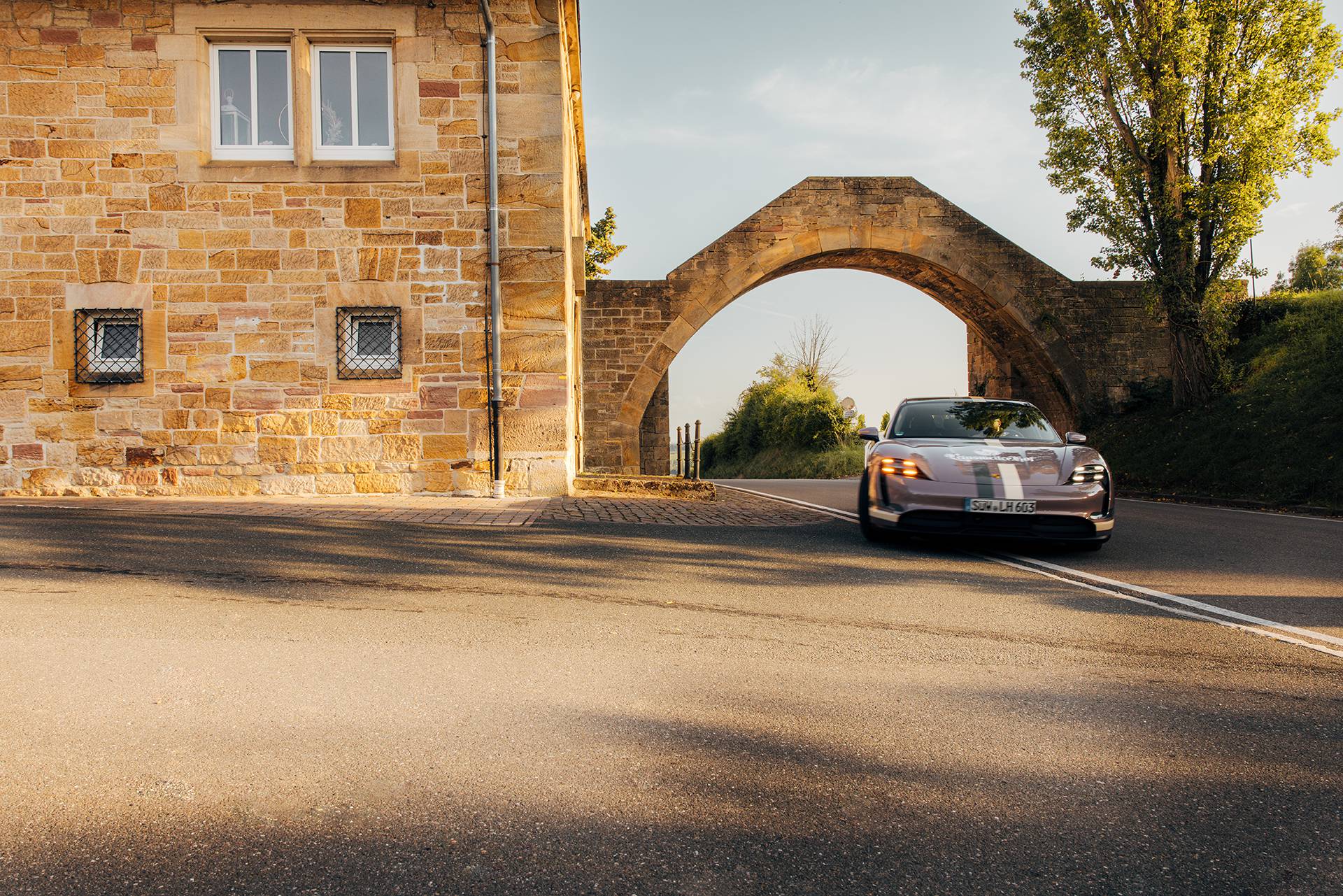 Hotel Leinsweiler Hof entry porsche